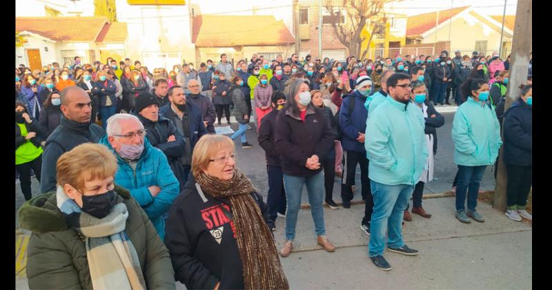 Amplia convocatoria en el abrazo simboacutelico frente a las puertas del Hospital Municipal 