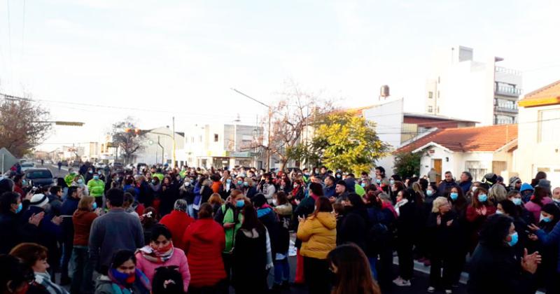 Amplia convocatoria en el abrazo simboacutelico frente a las puertas del Hospital Municipal 