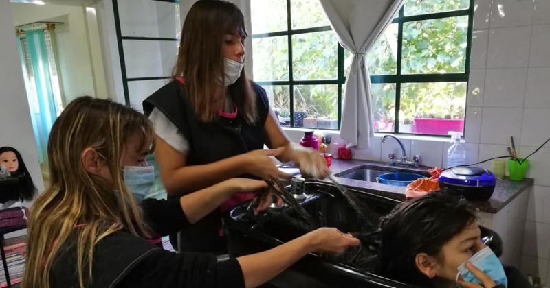 Desafiacuteos de peluqueriacutea en Mujeres Adolescentes 