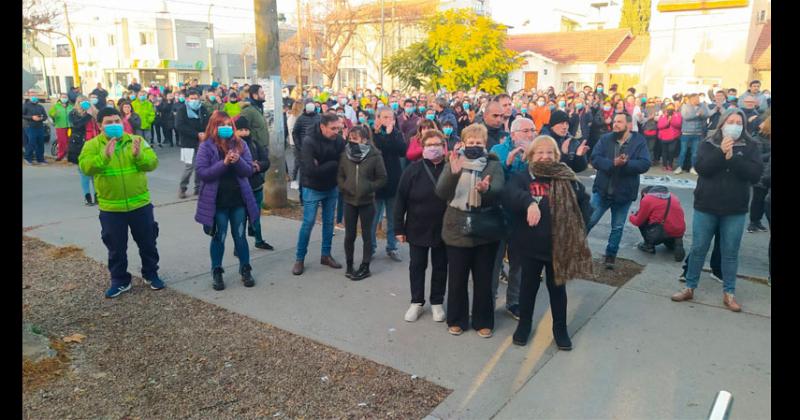 Amplia convocatoria en el abrazo simboacutelico frente a las puertas del Hospital Municipal 