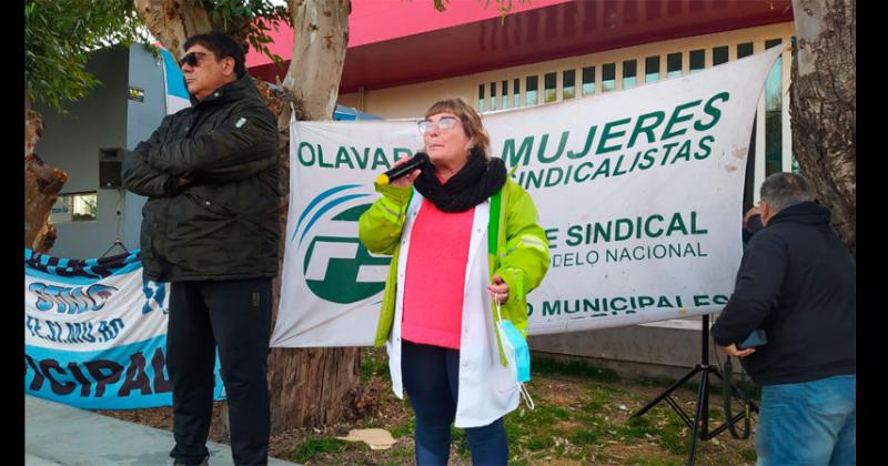 Amplia convocatoria en el abrazo simboacutelico frente a las puertas del Hospital Municipal 