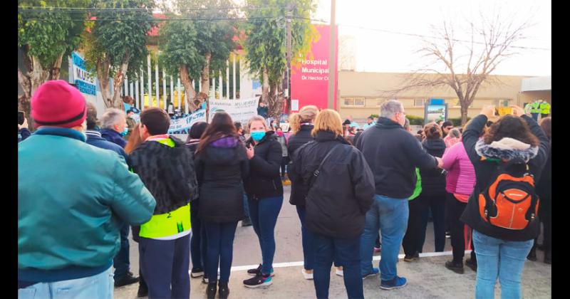 Amplia convocatoria en el abrazo simboacutelico frente a las puertas del Hospital Municipal 