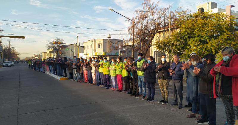 Amplia convocatoria en el abrazo simboacutelico frente a las puertas del Hospital Municipal 