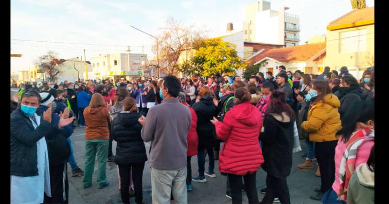 Amplia convocatoria en el abrazo simboacutelico frente a las puertas del Hospital Municipal 