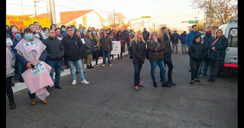 Amplia convocatoria en el abrazo simboacutelico frente a las puertas del Hospital Municipal 