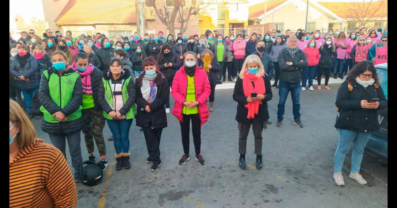 Amplia convocatoria en el abrazo simboacutelico frente a las puertas del Hospital Municipal 