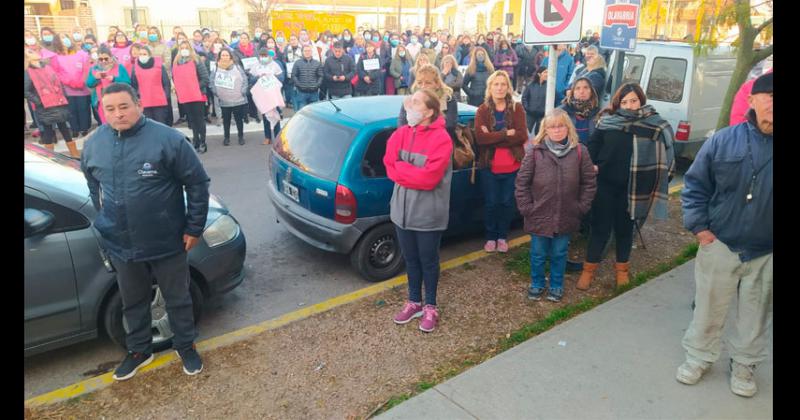 Amplia convocatoria en el abrazo simboacutelico frente a las puertas del Hospital Municipal 