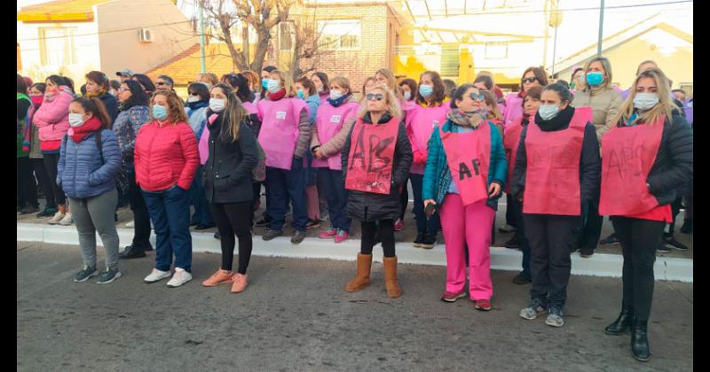 Amplia convocatoria en el abrazo simboacutelico frente a las puertas del Hospital Municipal 