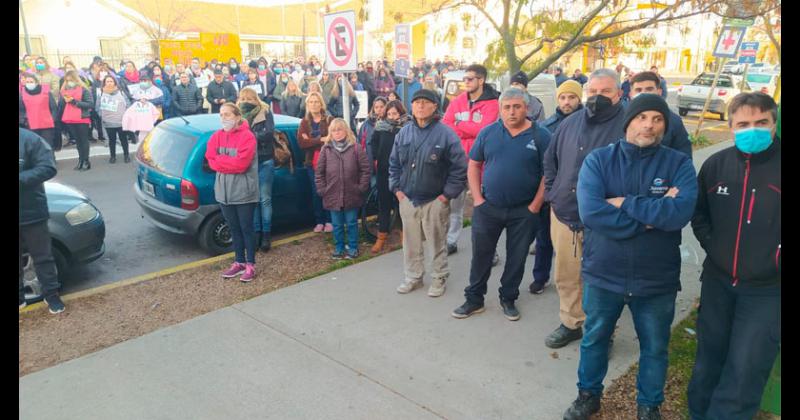 Amplia convocatoria en el abrazo simboacutelico frente a las puertas del Hospital Municipal 