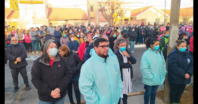 Amplia convocatoria en el abrazo simboacutelico frente a las puertas del Hospital Municipal 