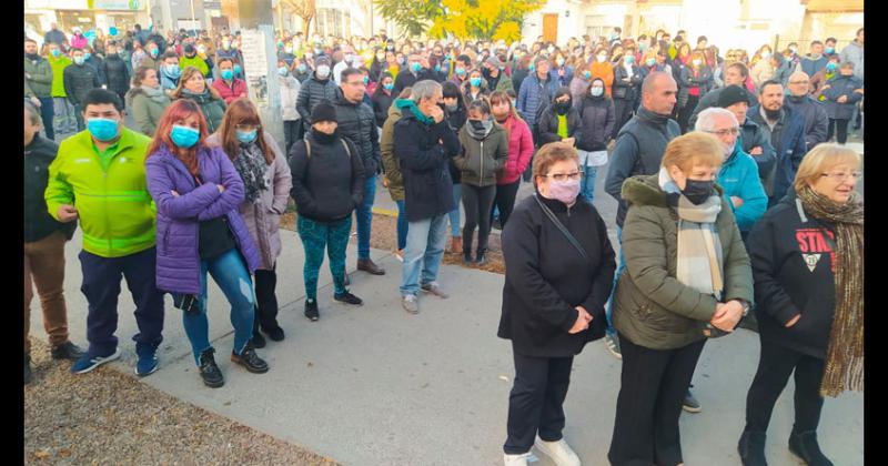 Amplia convocatoria en el abrazo simboacutelico frente a las puertas del Hospital Municipal 