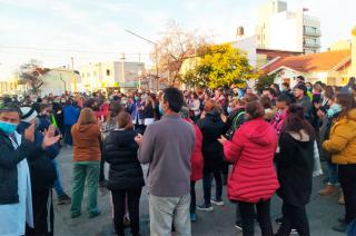 Amplia convocatoria en el abrazo simboacutelico frente a las puertas del Hospital Municipal 