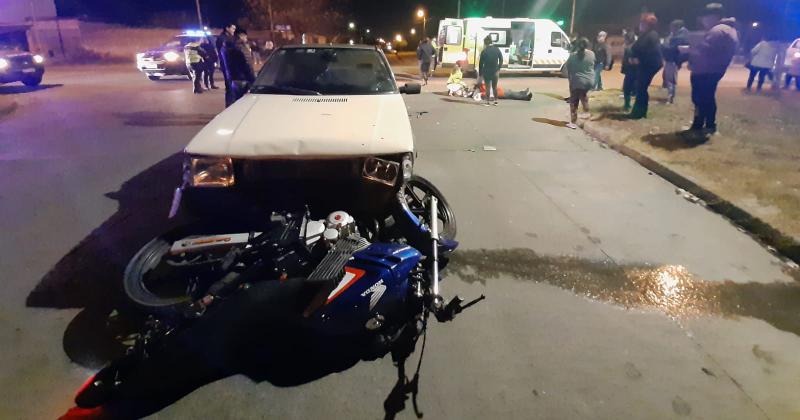 Violento choque entre un auto y una moto cerca de barrio Educadores