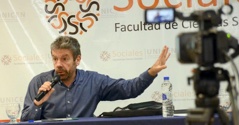 Martin Becerra cerroacute la V Jornada de Periodismo Investigacioacuten y Democracia en la Facso