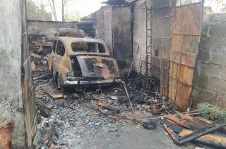 Incendio y explosioacuten en un garage terminoacute con una bombera herida