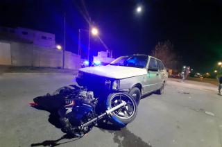 Violento choque entre un auto y una moto cerca de barrio Educadores