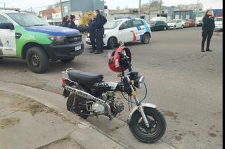 Una persona herida tras chocar una moto y un auto