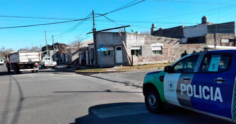 Un camioacuten arrancoacute cables quebroacute un poste y dejoacute a los vecinos sin luz