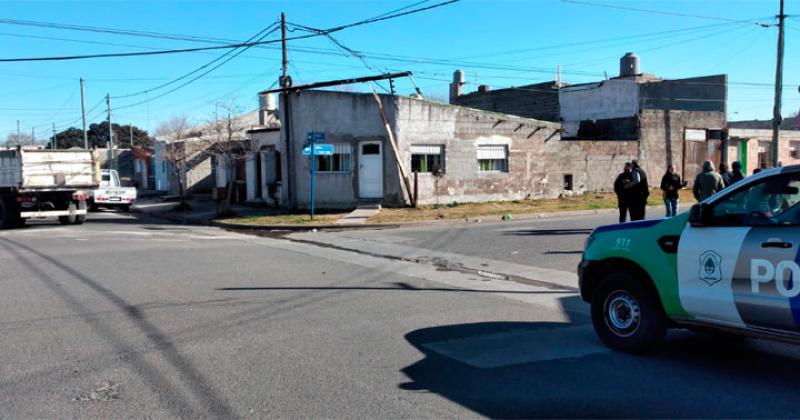 Un camioacuten arrancoacute cables quebroacute un poste y dejoacute a los vecinos sin luz