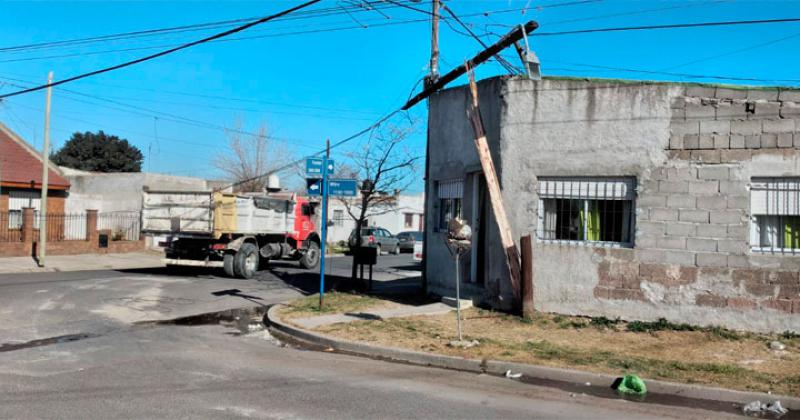 Un camioacuten arrancoacute cables quebroacute un poste y dejoacute a los vecinos sin luz