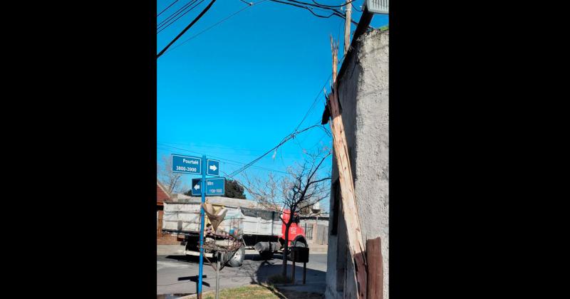 Un camioacuten arrancoacute cables quebroacute un poste y dejoacute a los vecinos sin luz