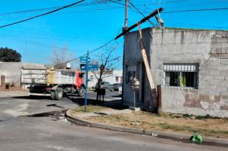 Un camioacuten arrancoacute cables quebroacute un poste y dejoacute a los vecinos sin luz