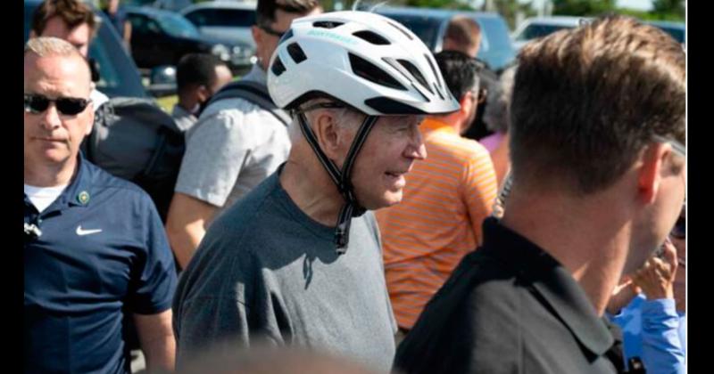 Joe Biden se cayoacute de su bicicleta durante un paseo