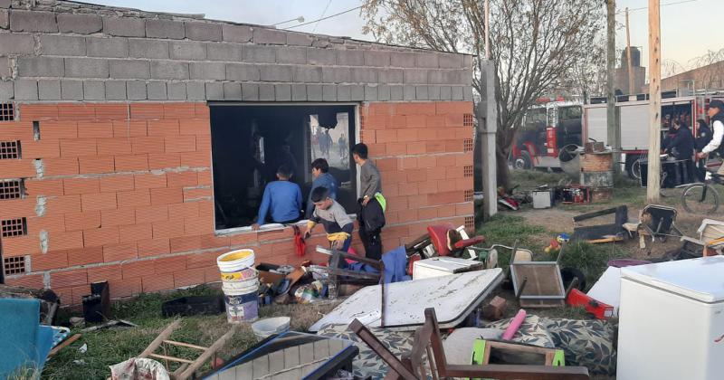 Incendio ocasionoacute peacuterdidas totales en una vivienda