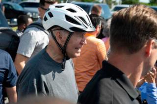 Joe Biden se cayoacute de su bicicleta durante un paseo