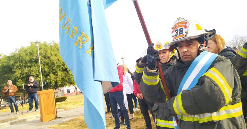 Con buen marco de puacuteblico alumnos prometieron lealtad a la bandera