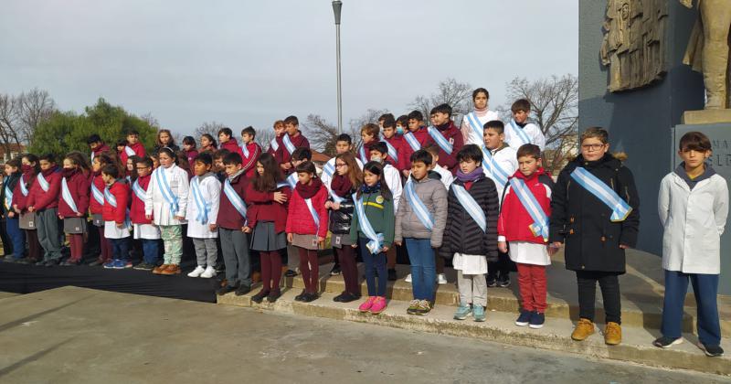 Con buen marco de puacuteblico alumnos prometieron lealtad a la bandera