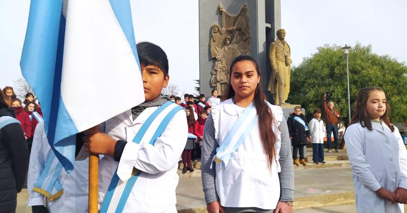 Con buen marco de puacuteblico alumnos prometieron lealtad a la bandera