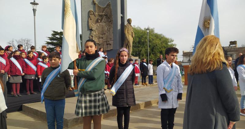 Con buen marco de puacuteblico alumnos prometieron lealtad a la bandera