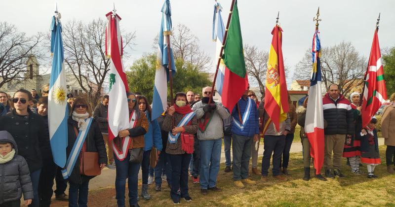 Con buen marco de puacuteblico alumnos prometieron lealtad a la bandera