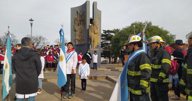 Con buen marco de puacuteblico alumnos prometieron lealtad a la bandera