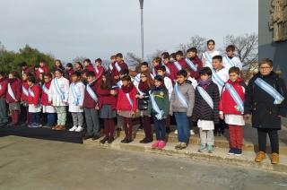 Con buen marco de puacuteblico alumnos prometieron lealtad a la bandera