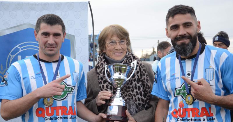 Gargaglione y Vivas recibieron la Copa por parte de la familia Desanzo