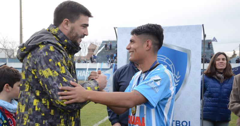 Ezequiel Galli entregó el premio a Marín MVP de la final