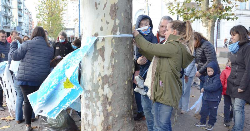 Alumnos del nivel preescolar de Libertas embanderaron los aacuterboles de la plaza