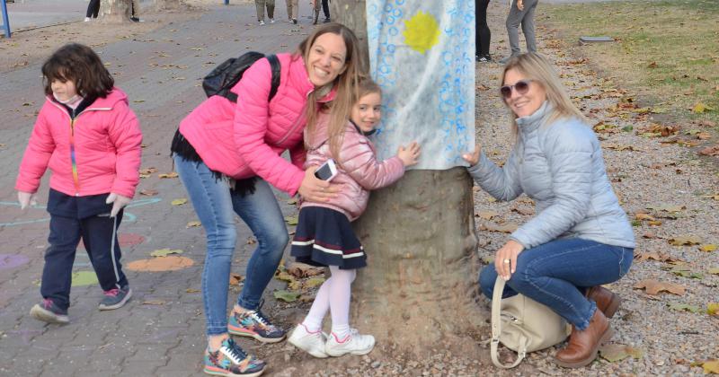 Alumnos del nivel preescolar de Libertas embanderaron los aacuterboles de la plaza