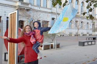 Alumnos del nivel preescolar de Libertas embanderaron los aacuterboles de la plaza