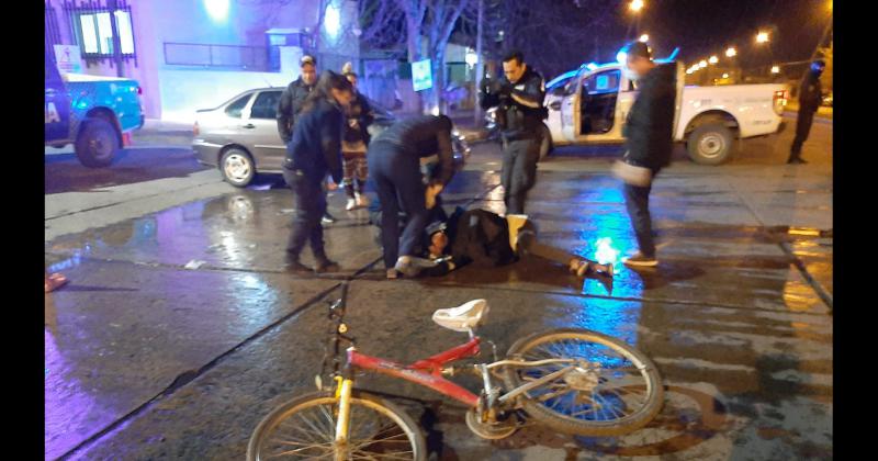 Un auto embistioacute a una bici y la joven fue llevada al Hospital