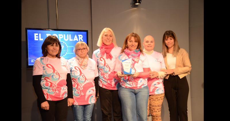 Las integrantes de Ola Rosa Ana María Génova Magui Ju�rez Claudia Bevacqua Margarita Pellegrini y Daniela Bosque recibieron el premio de los 123 años de Diario El Popular