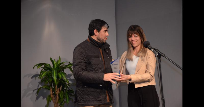 El director de La M�xima Flavio Maldonado recibió la distinción de Belén Cardoso