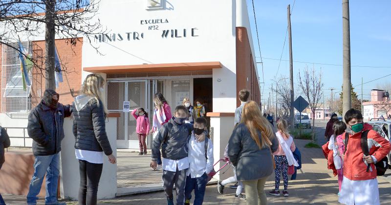 Un paro de auxiliares el lunes complicariacutea el desarrollo de las clases