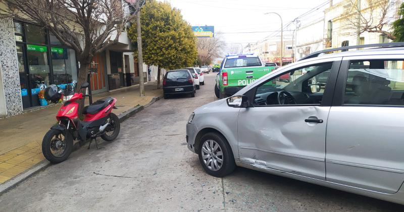 Un hombre resultó herido tras un choque entre un auto y una moto