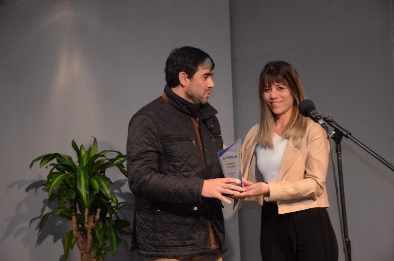 El director de La M�xima Flavio Maldonado recibió la distinción de Belén Cardoso