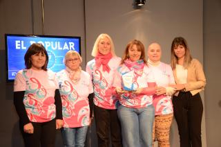 Las integrantes de Ola Rosa Ana María Génova Magui Ju�rez Claudia Bevacqua Margarita Pellegrini y Daniela Bosque recibieron el premio de los 123 años de Diario El Popular