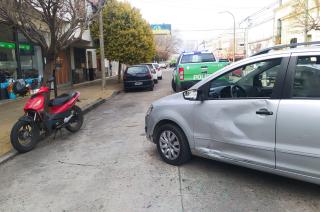 Un hombre resultó herido tras un choque entre un auto y una moto