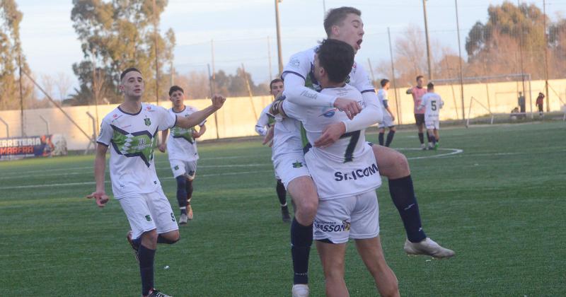 Bruno Di Bello celebra con Di Carlo el 1-0 parcial